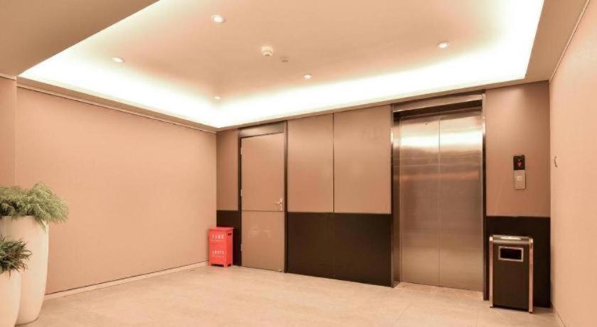 Hotel Xujiahui Branch 3*